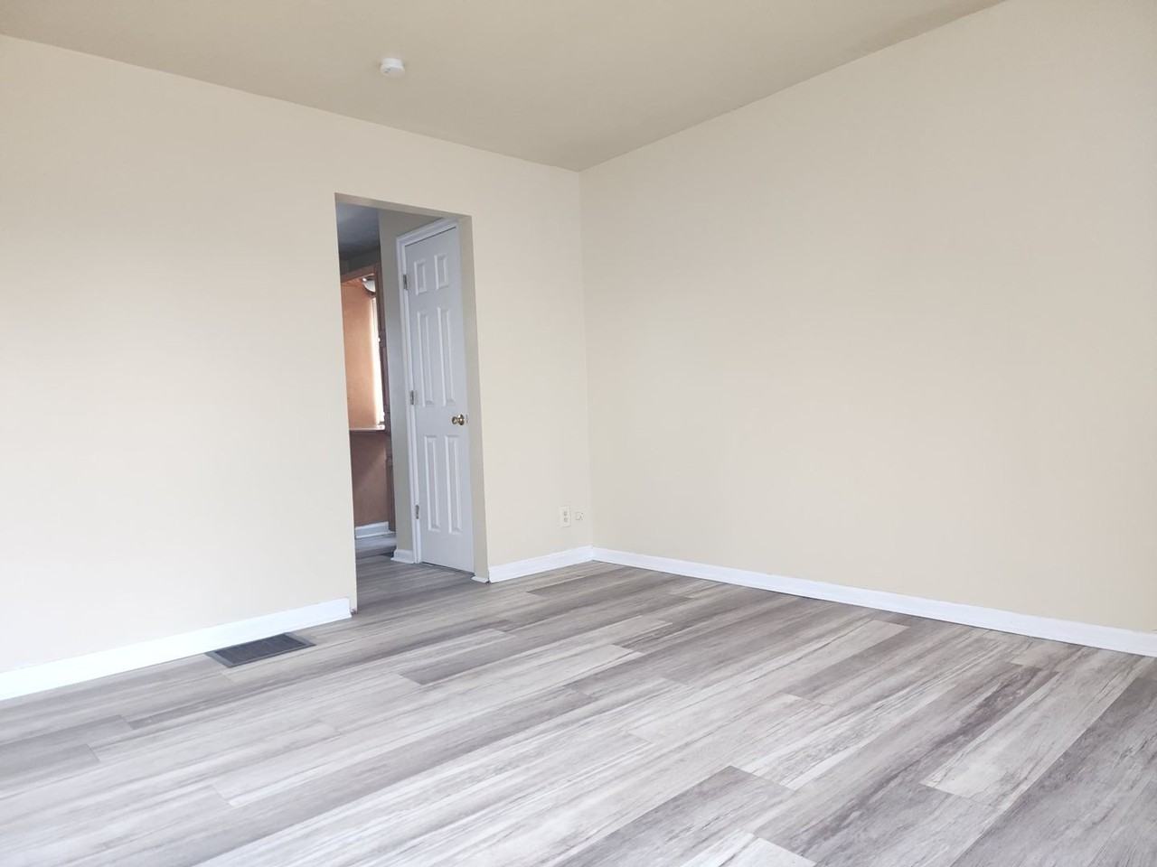 964 S Harris Ave - Photo 4 of 18