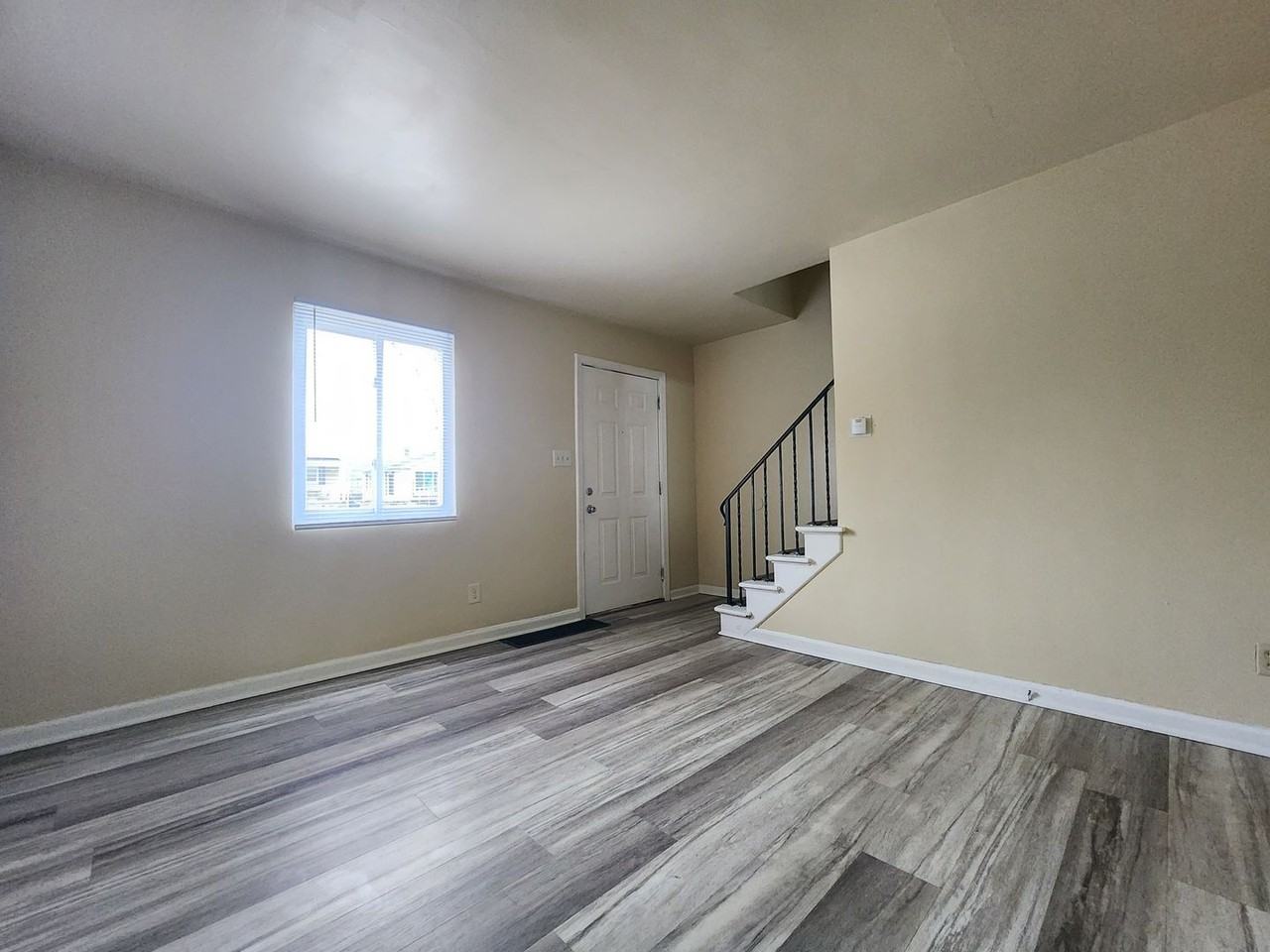 964 S Harris Ave - Photo 5 of 18
