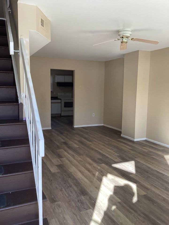 213 Briar Mills Dr - Photo 2 of 2