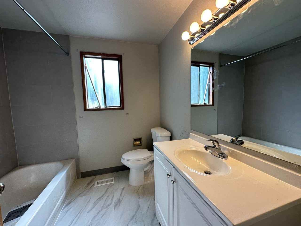 4716 Sw Stoddard Dr - Photo 5 of 10