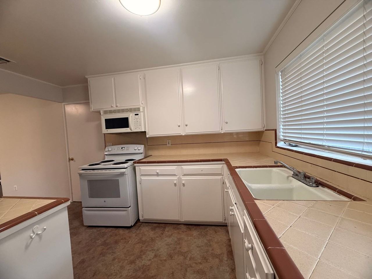 4208 Oak Knoll Dr - Photo 3 of 12