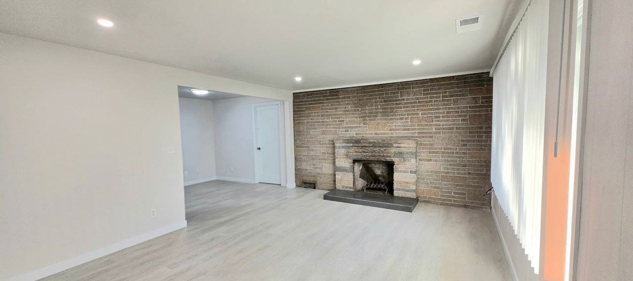 15528 Stone Ave N - Photo 2 of 8