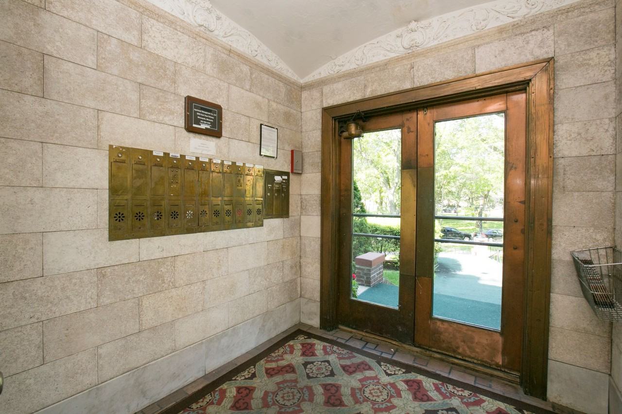 Calhoun Beach Apartments - Photo 3 of 5