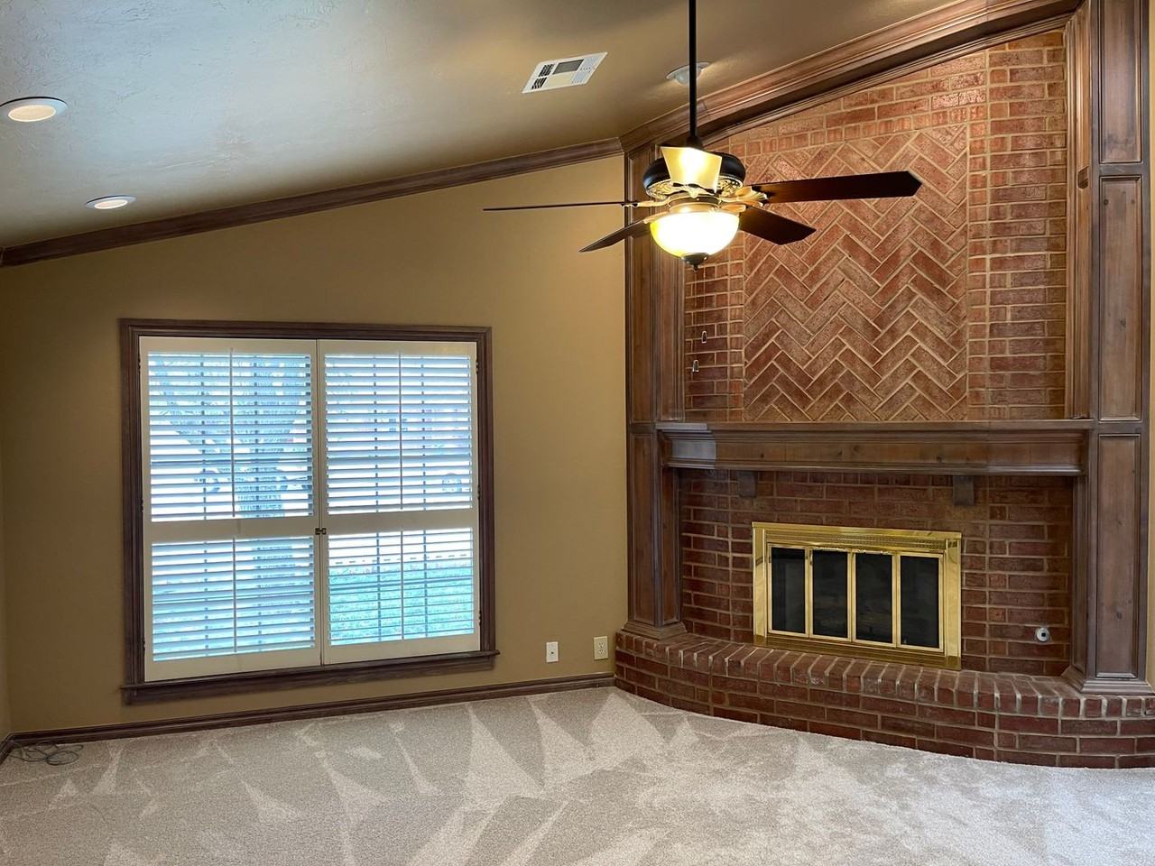 1604 Lakeshore Dr - Photo 3 of 24