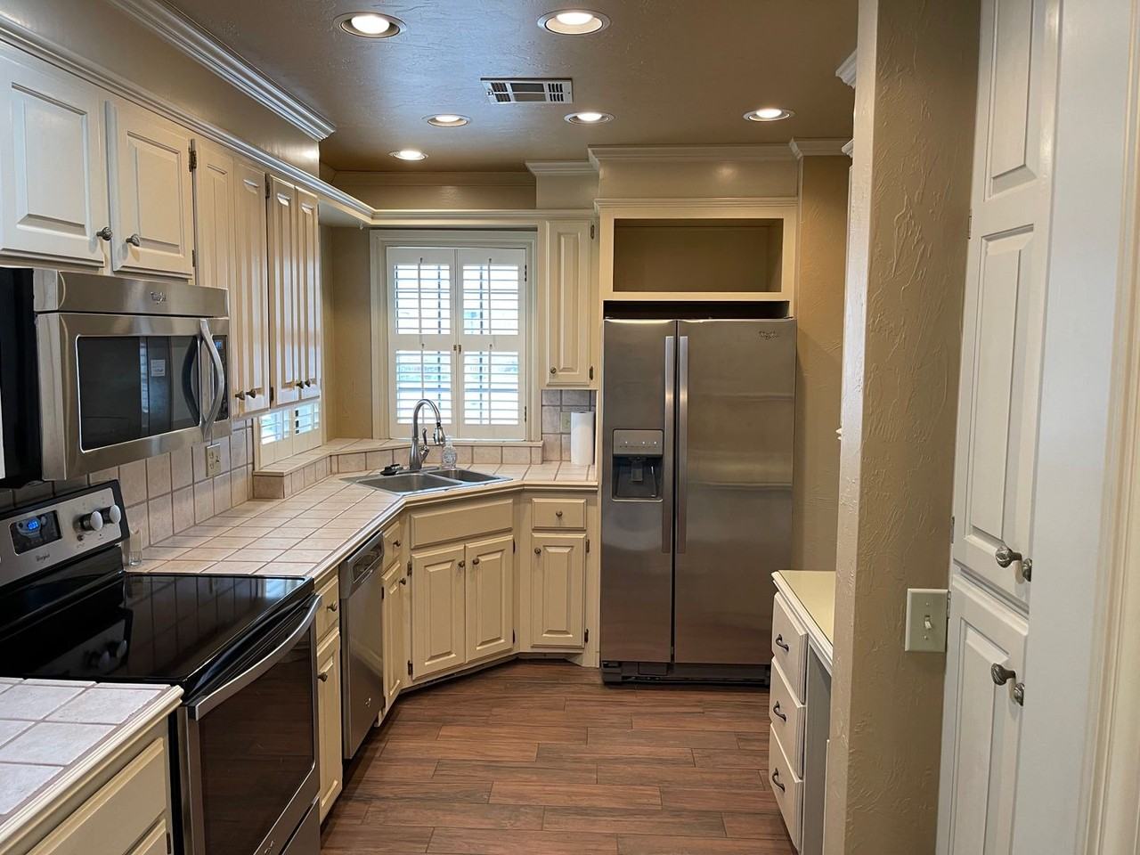 1604 Lakeshore Dr - Photo 4 of 24