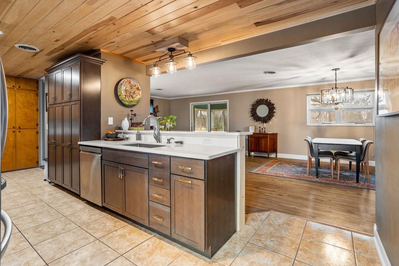 2511 Larkspur Dr - Photo 4 of 32