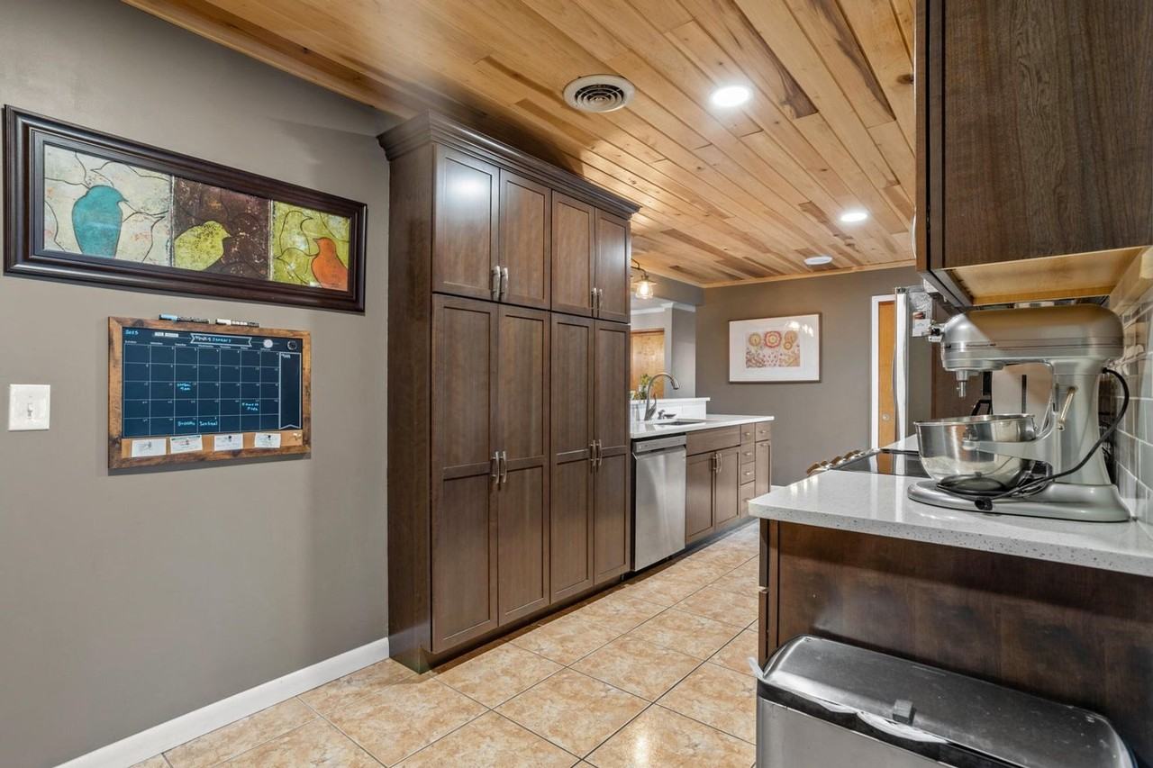 2511 Larkspur Dr - Photo 6 of 32