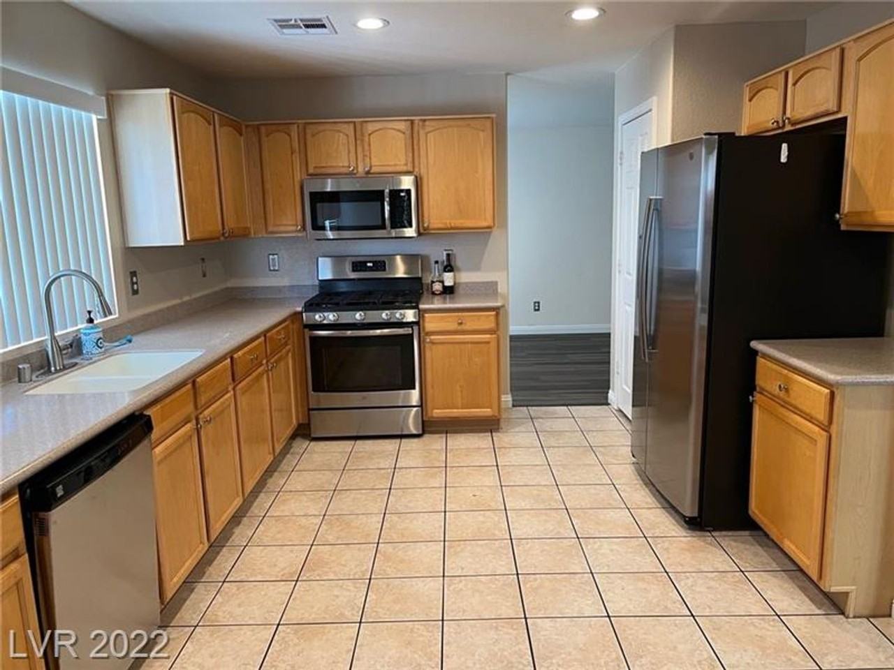 1232 Swanbrooke Dr - Photo 3 of 33