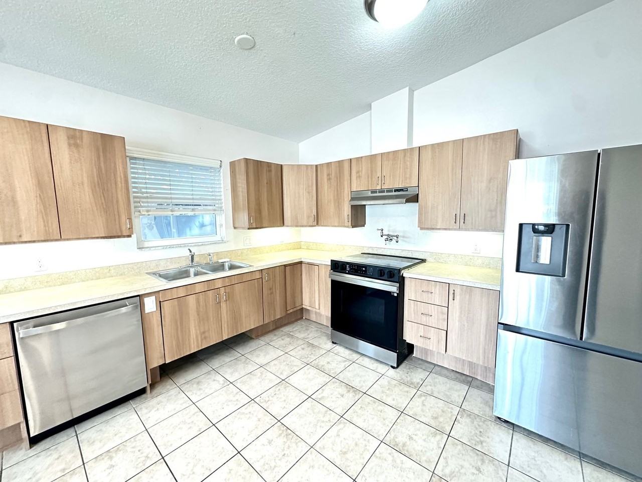 1121 Dr Martin Luther King Jr St S - Photo 3 of 16