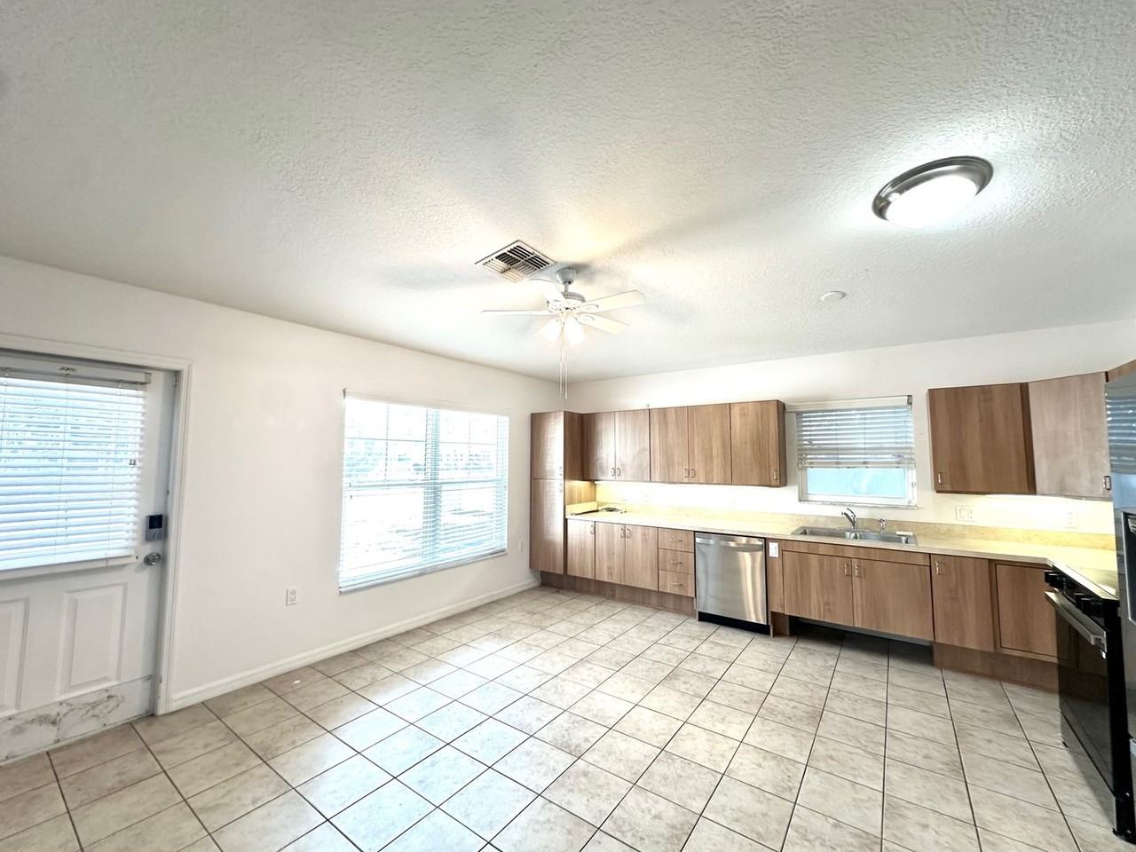 1121 Dr Martin Luther King Jr St S - Photo 4 of 16