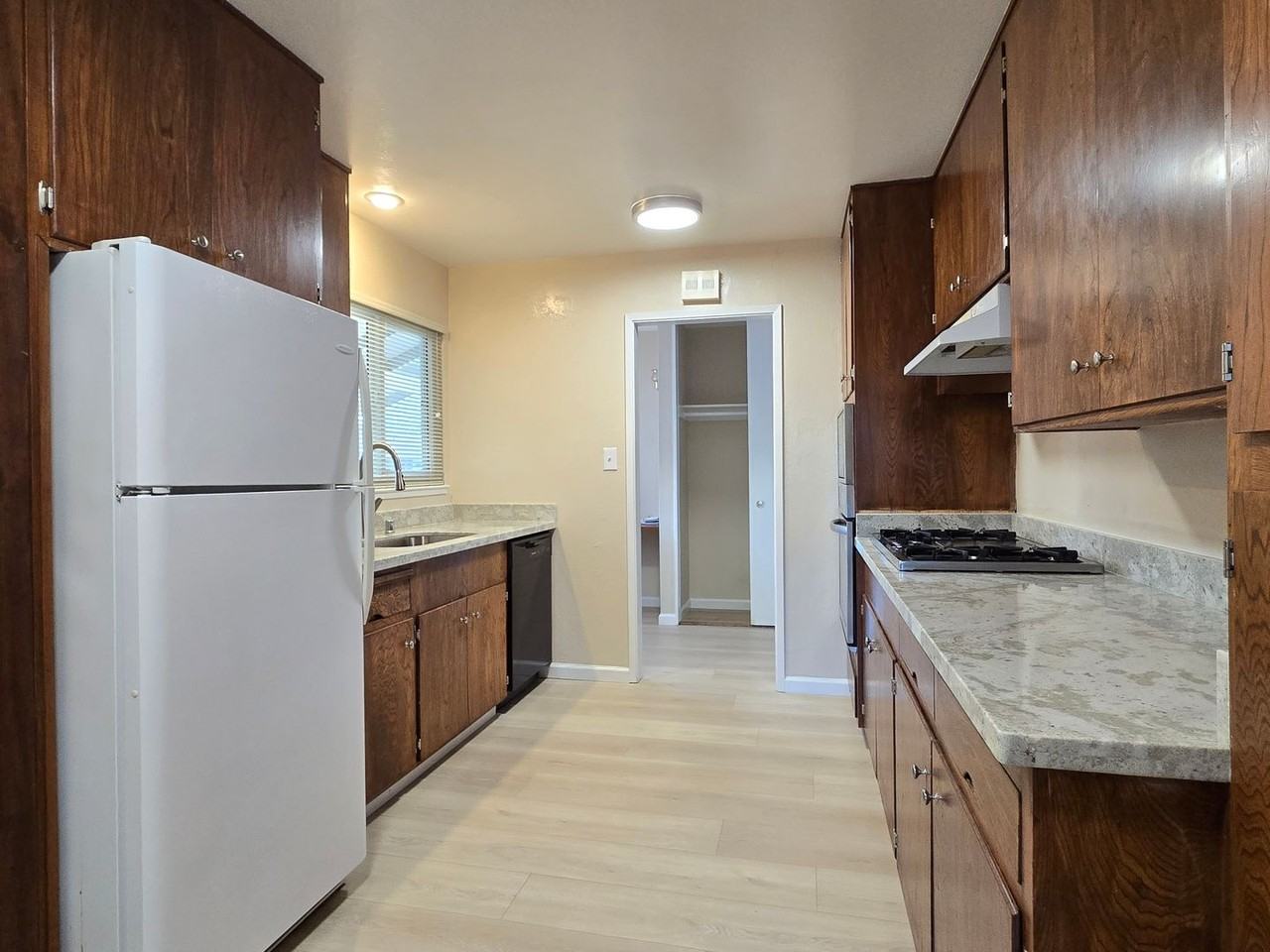 1542 Parkview Ave - Photo 4 of 12