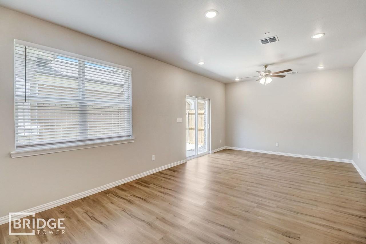 1013 W Golden Ln - Photo 4 of 16