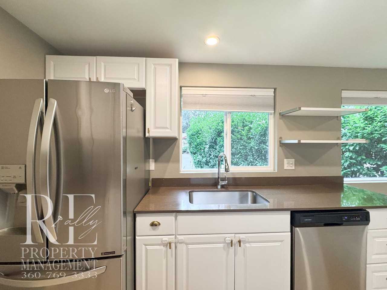 3867 Canterbury Pl Se - Photo 4 of 18