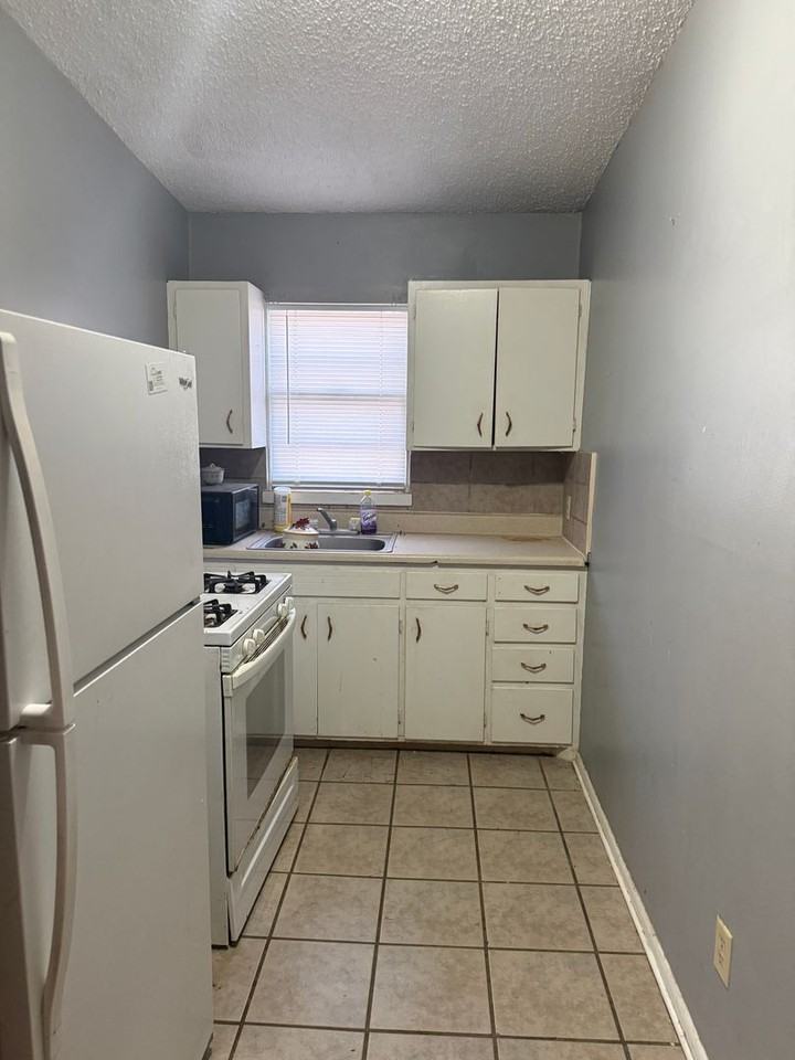 516 Se 6th St - Photo 3 of 4