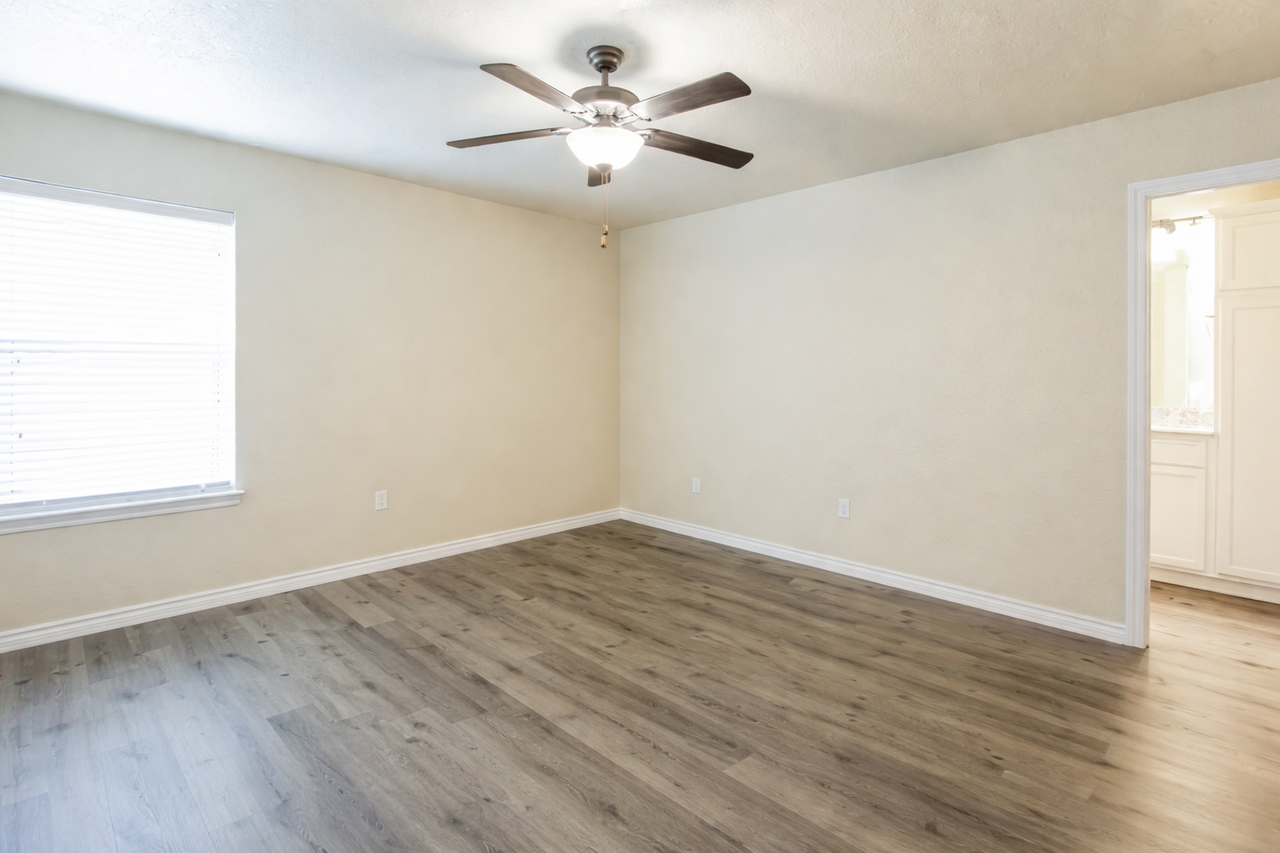 2307 Duntov Dr #B - Photo 3 of 6