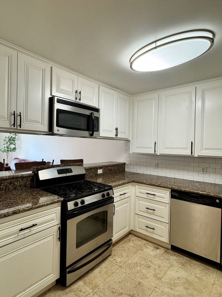 1140 Junipero Ave - Photo 4 of 18