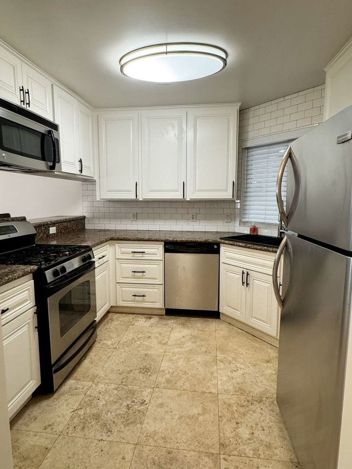 1140 Junipero Ave - Photo 5 of 18