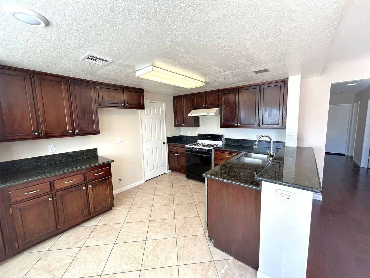 1420 Panorama St - Photo 3 of 36