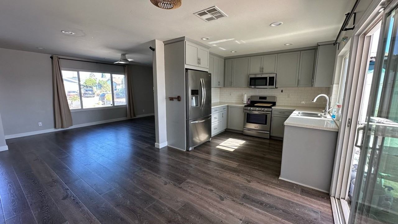 8055 Kenova St - Photo 4 of 11