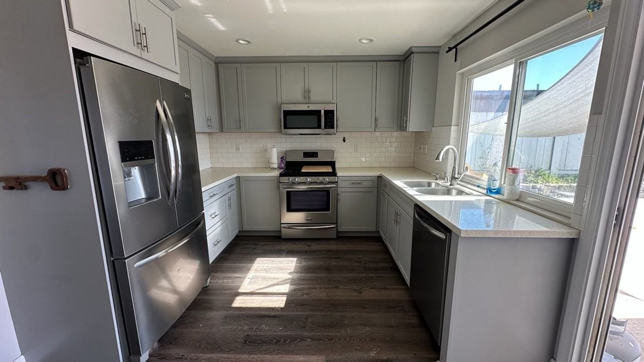 8055 Kenova St - Photo 5 of 11