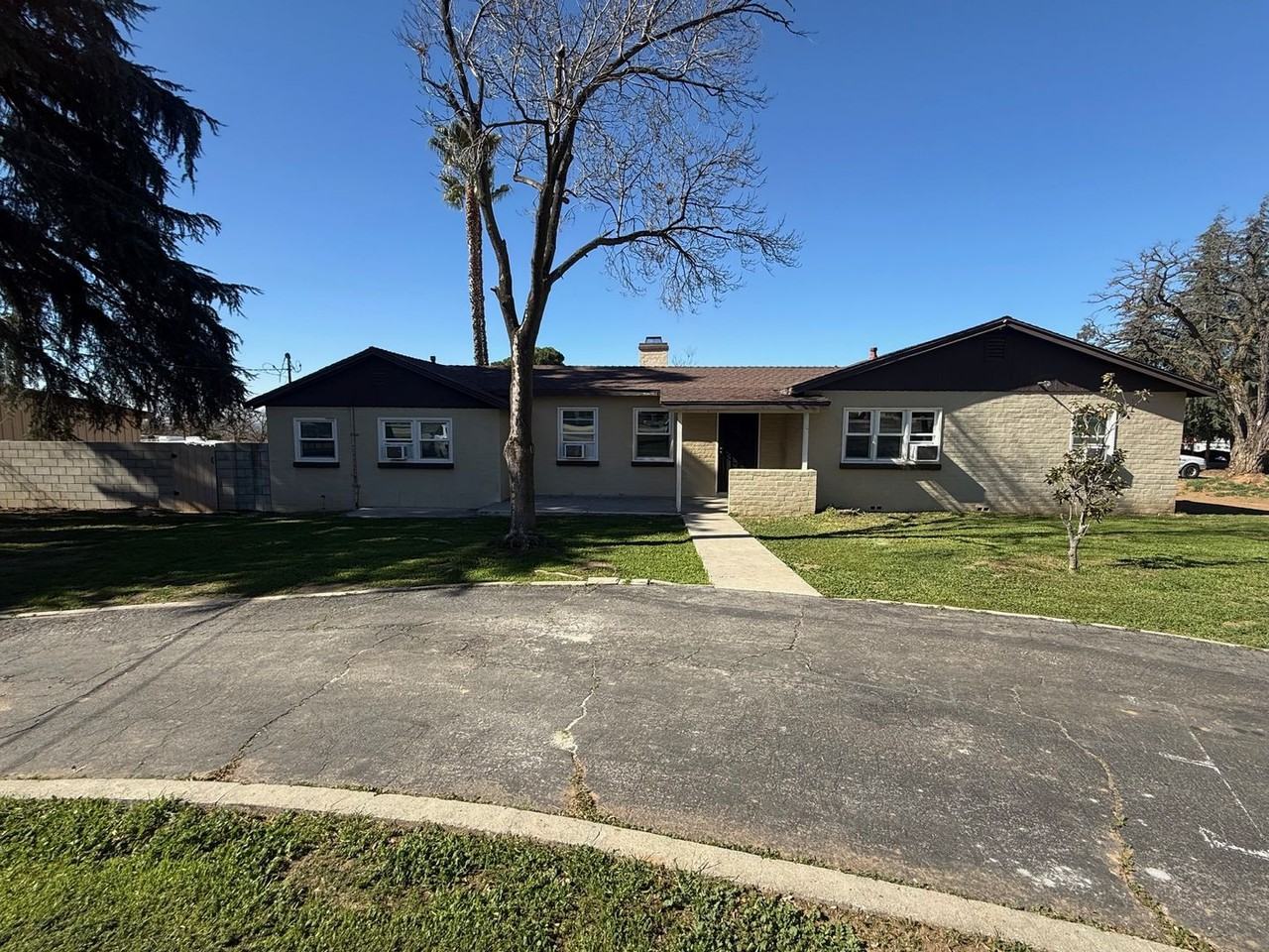 12524 Douglas St - Photo 2 of 14