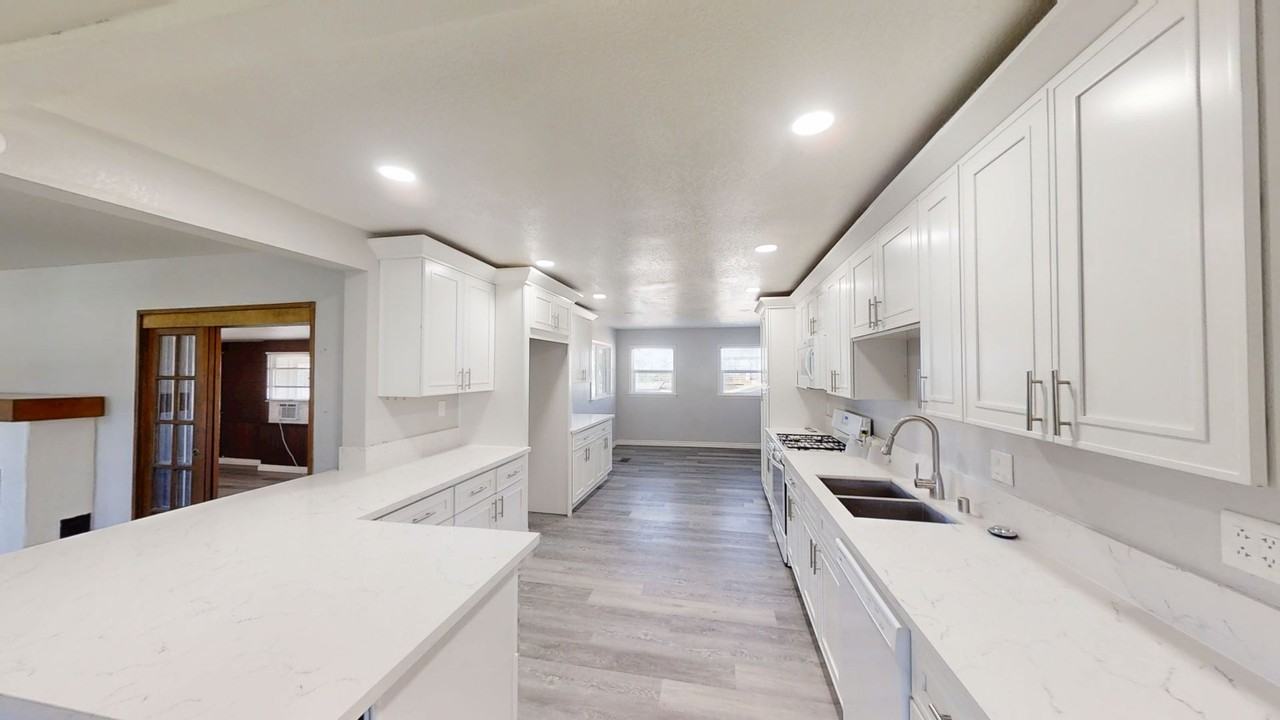 12524 Douglas St - Photo 6 of 14