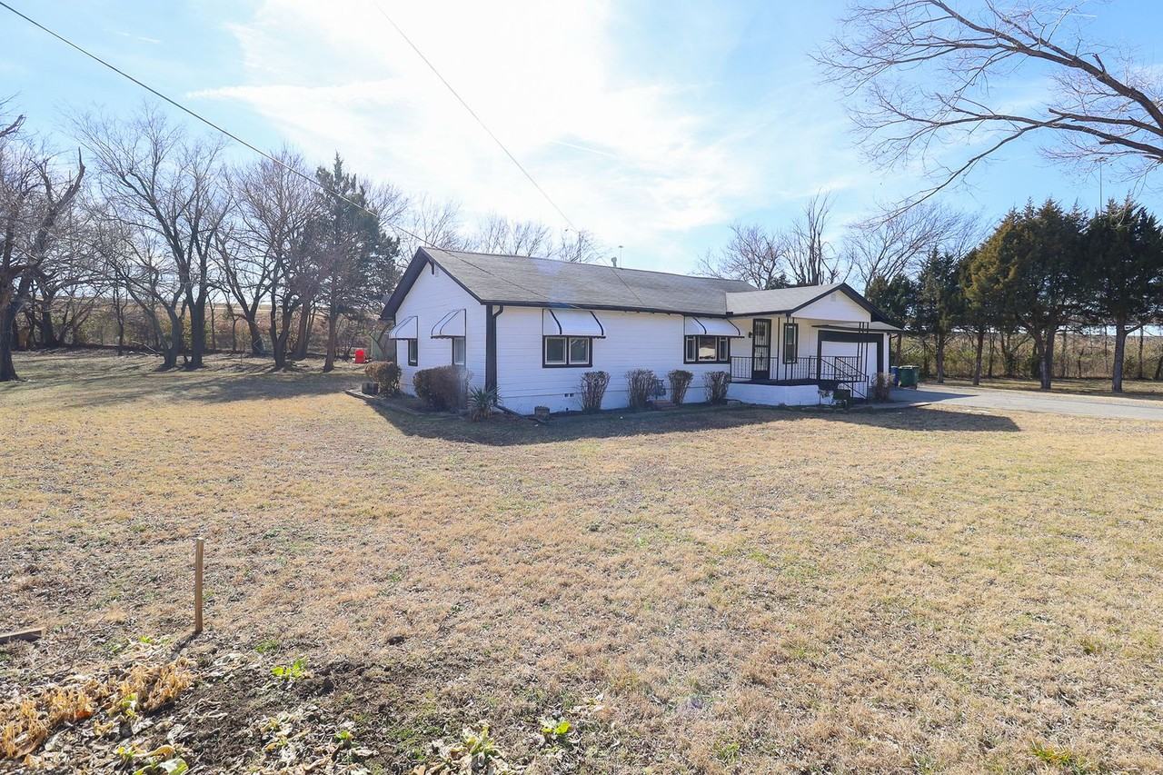 2914 E 32nd St N - Photo 3 of 29