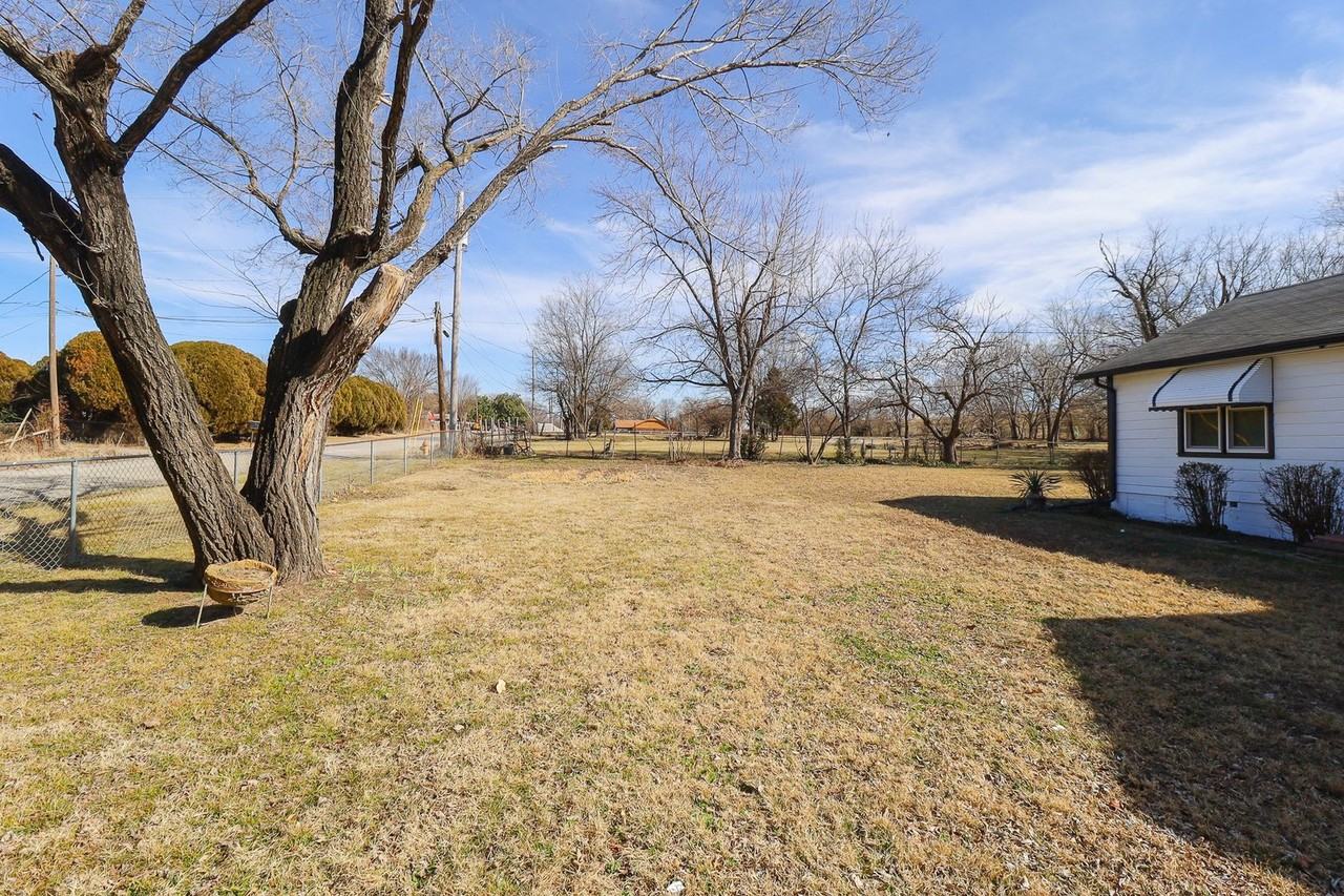 2914 E 32nd St N - Photo 4 of 29