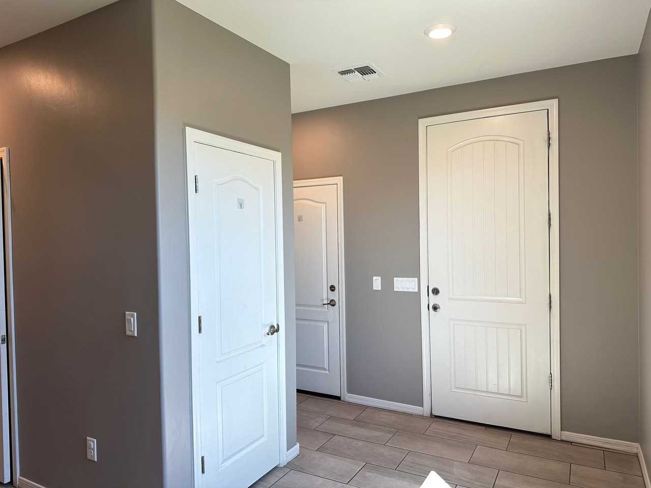 1445 W Locke Dr - Photo 3 of 26