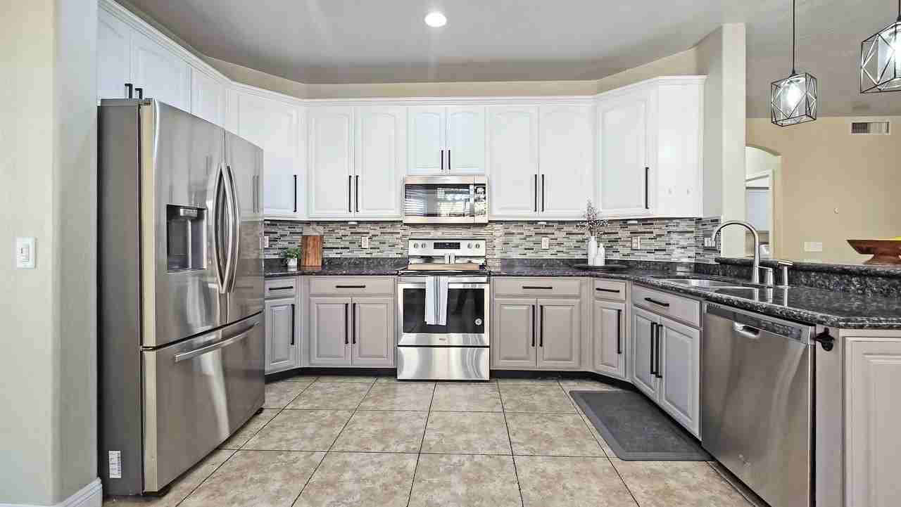 13888 W Wilshire Dr - Photo 7 of 48