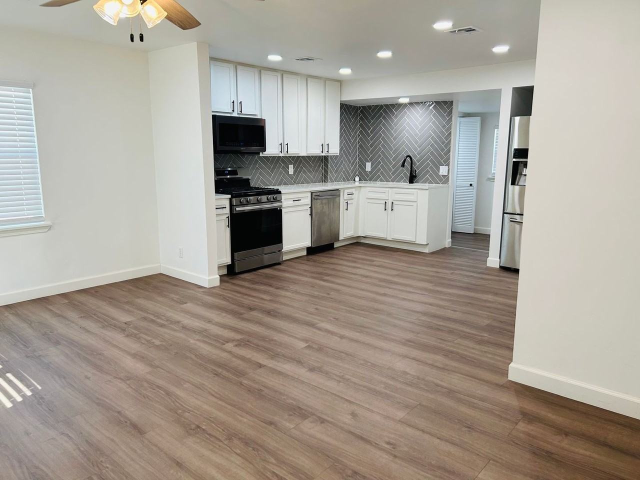 601 Foster Pl - Photo 3 of 33