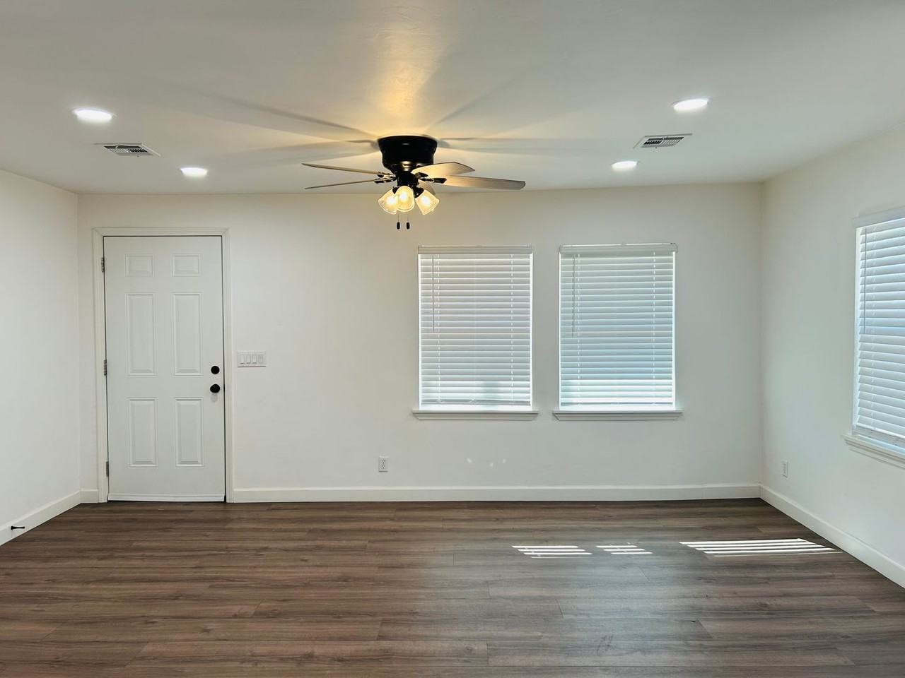 601 Foster Pl - Photo 5 of 33