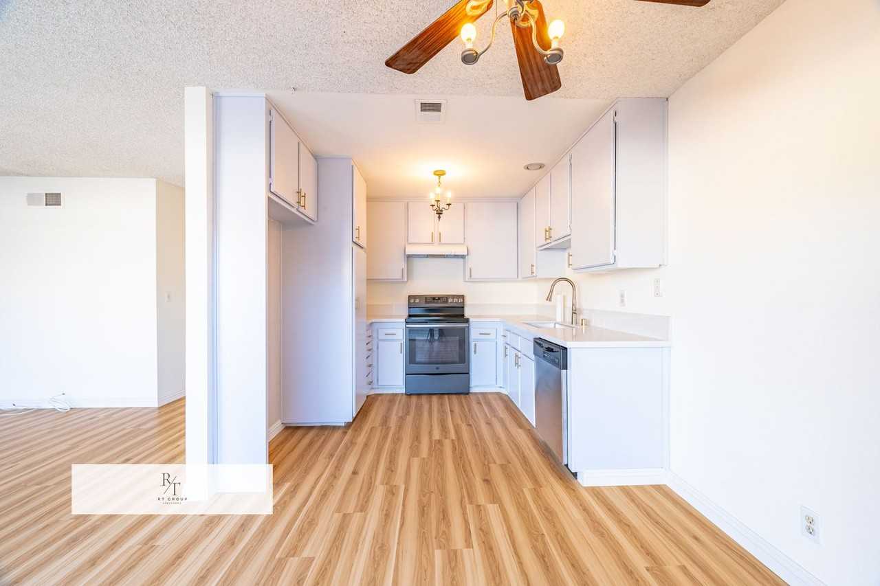 1044 Canyon Spring Ln - Photo 6 of 23