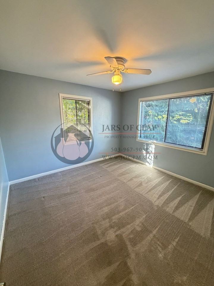 305 Bradley Dr Se - Photo 3 of 10