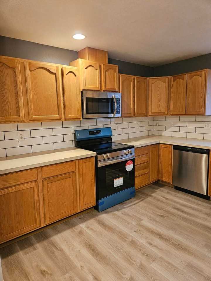 1017 Lincoln St - Photo 2 of 17