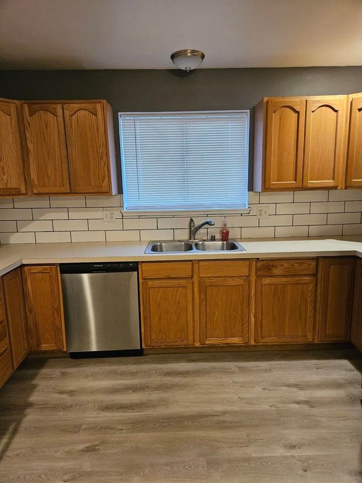 1017 Lincoln St - Photo 6 of 17