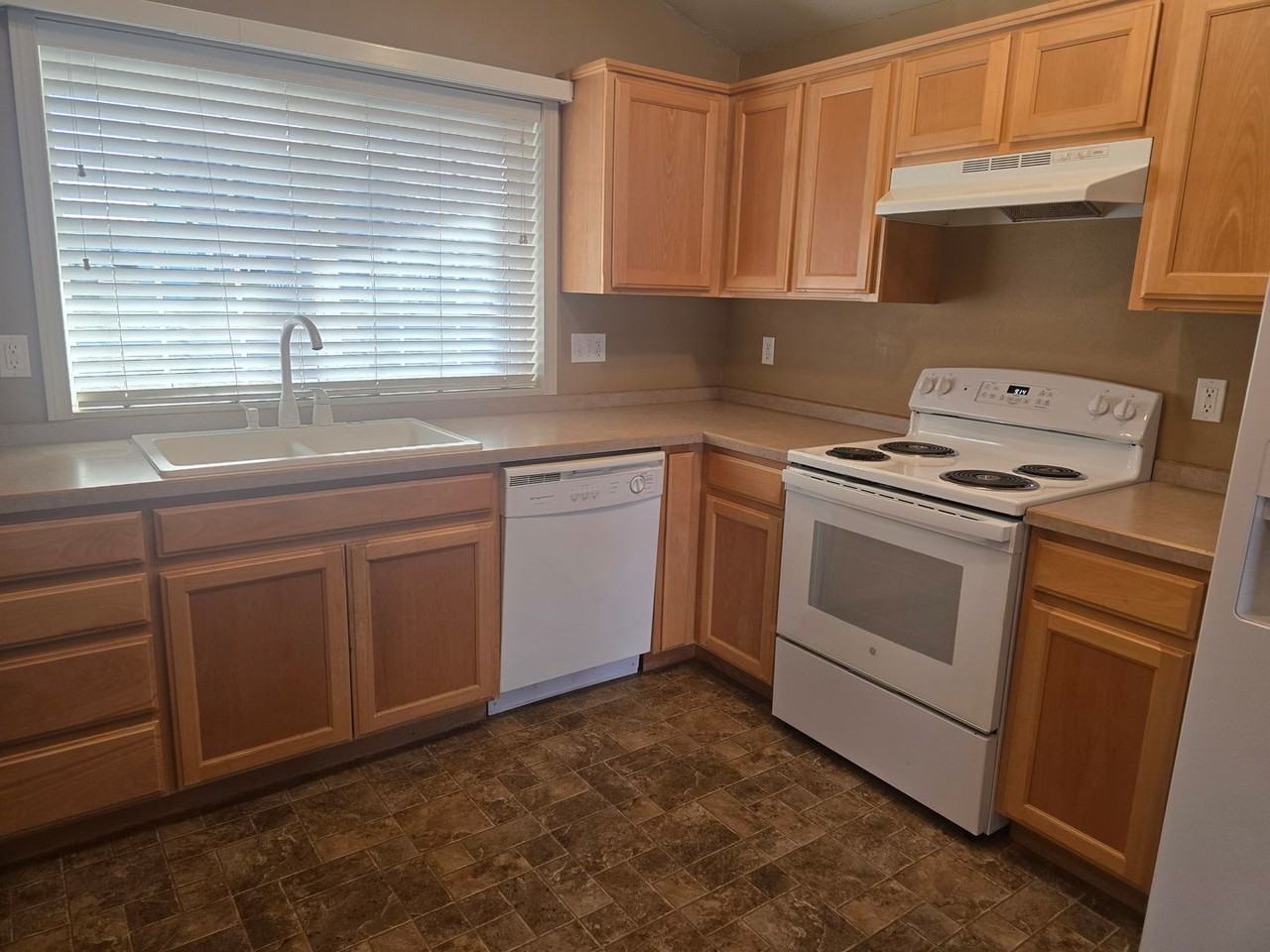 451 N Songbird St - Photo 3 of 11