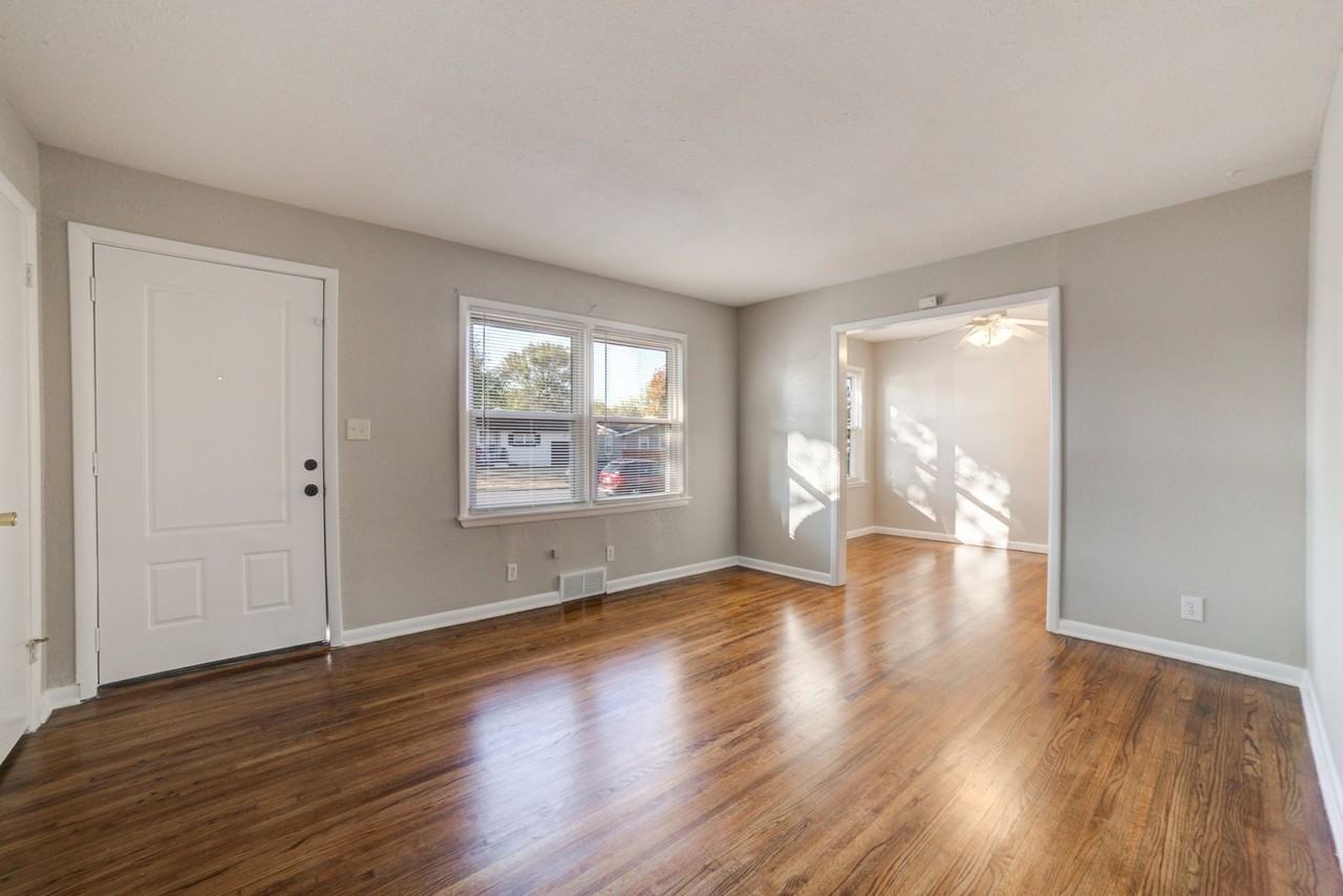 1929 W 49th St - Photo 6 of 28