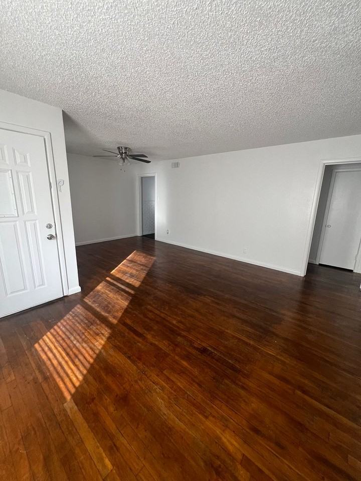 1133 S Jefferson Dr - Photo 2 of 10