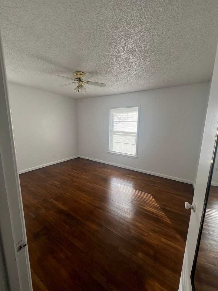 1133 S Jefferson Dr - Photo 3 of 10