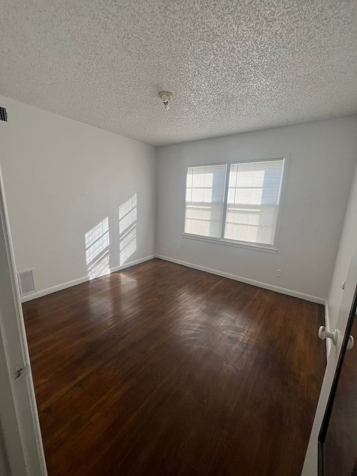 1133 S Jefferson Dr - Photo 4 of 10