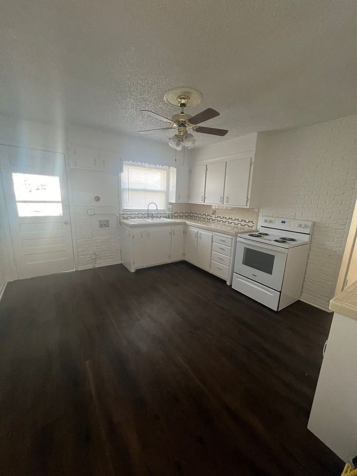 1133 S Jefferson Dr - Photo 7 of 10