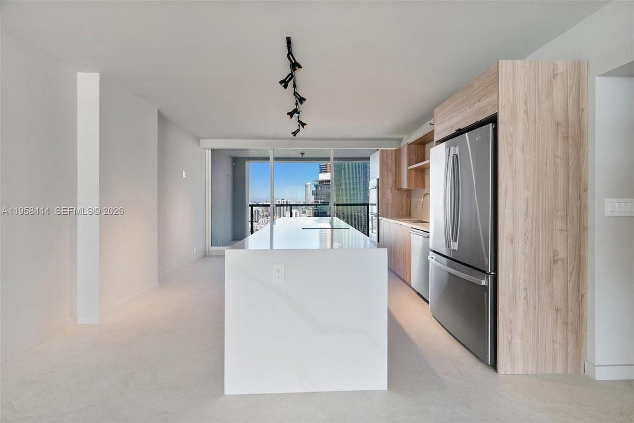 1541 Brickell Ave - Photo 3 of 20