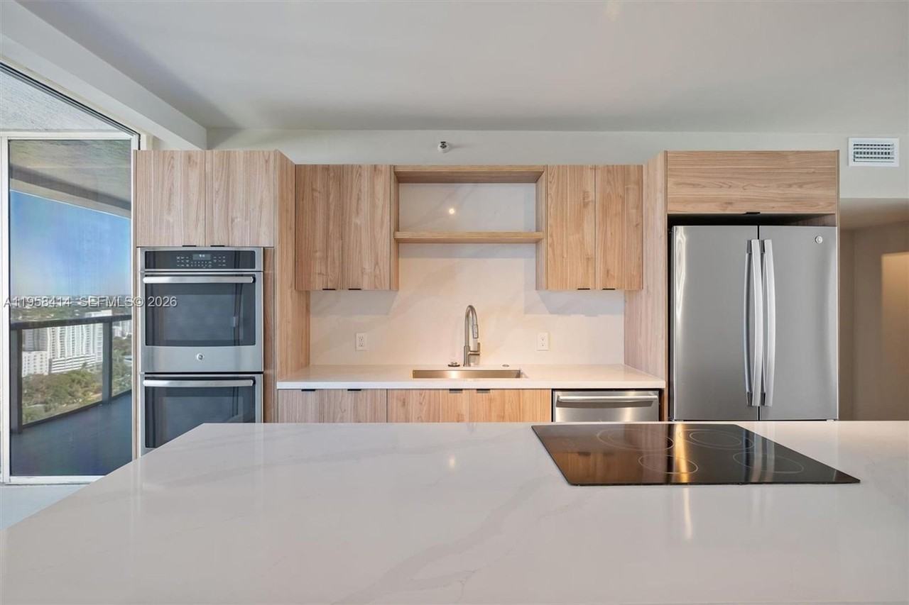 1541 Brickell Ave - Photo 4 of 20