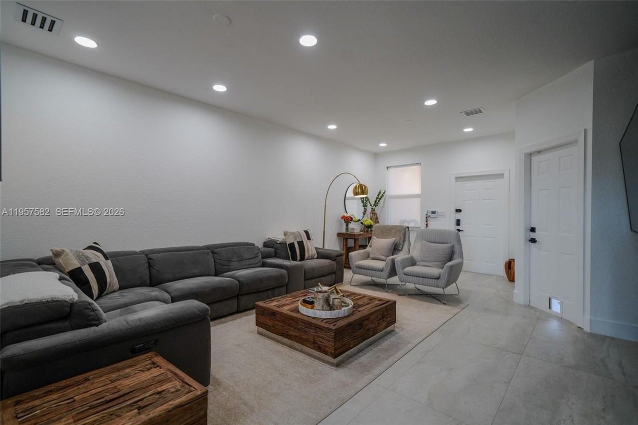 12542 Sw 126th Ave - Photo 2 of 19