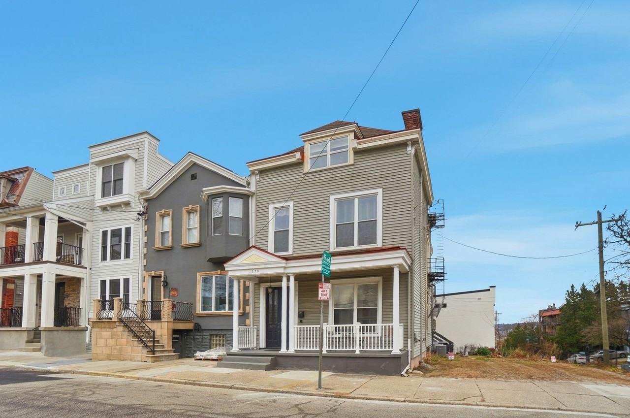 1220 Louden St - Photo 2 of 39