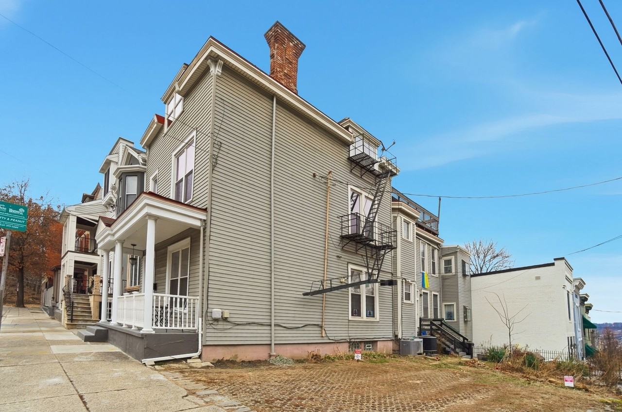 1220 Louden St - Photo 3 of 39