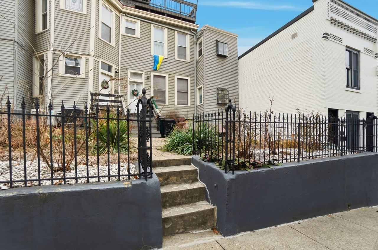 1220 Louden St - Photo 5 of 39