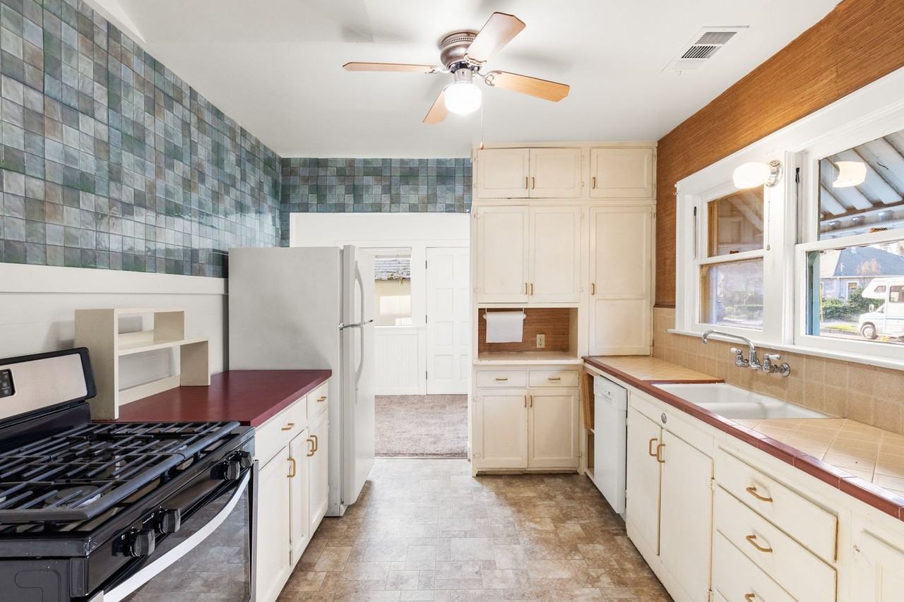 453 E 7th St - Photo 5 of 10