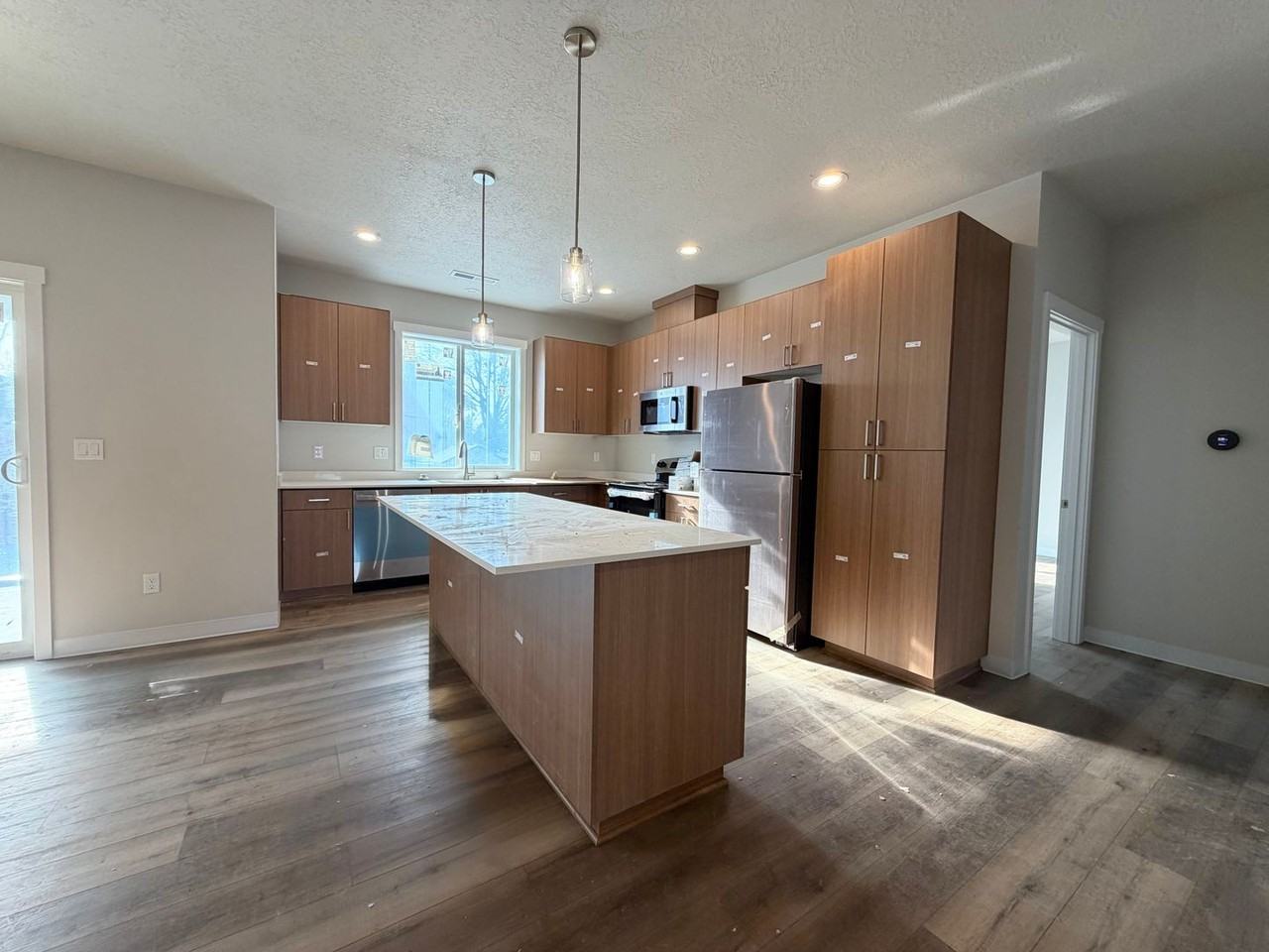 182 W College St - Photo 2 of 12